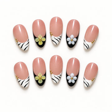Monochrome Daisy | Medium-Long Almond